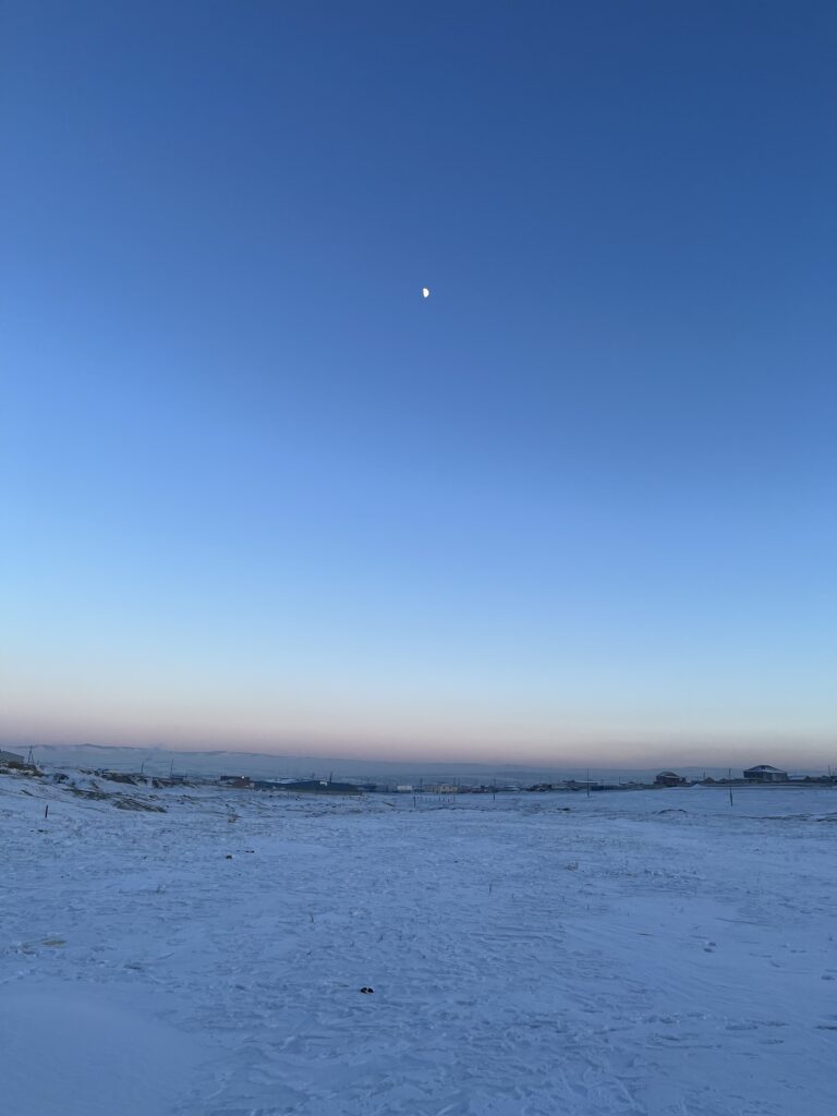 モンゴル雪原での月夜。